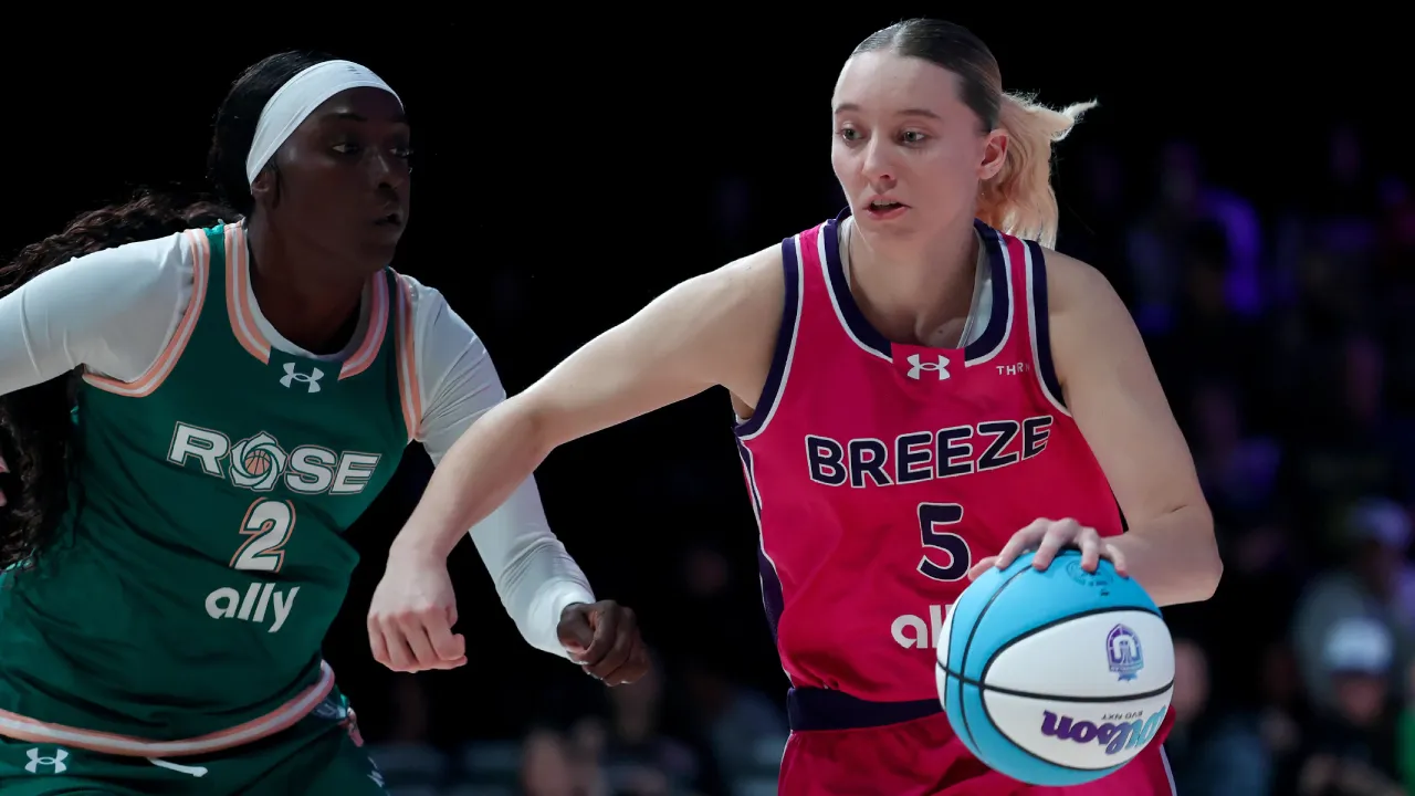 Paige Bueckers (kanan) membukukan 29 poin untuk memimpin Breeze mengalahkan Rose dengan skor 69-50 pada Sabtu (28/2). (Foto: AP)