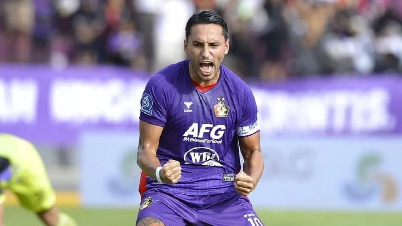 Bersinar di Super League, Ezra Walian Layak Dipanggil Herdman ke Timnas?