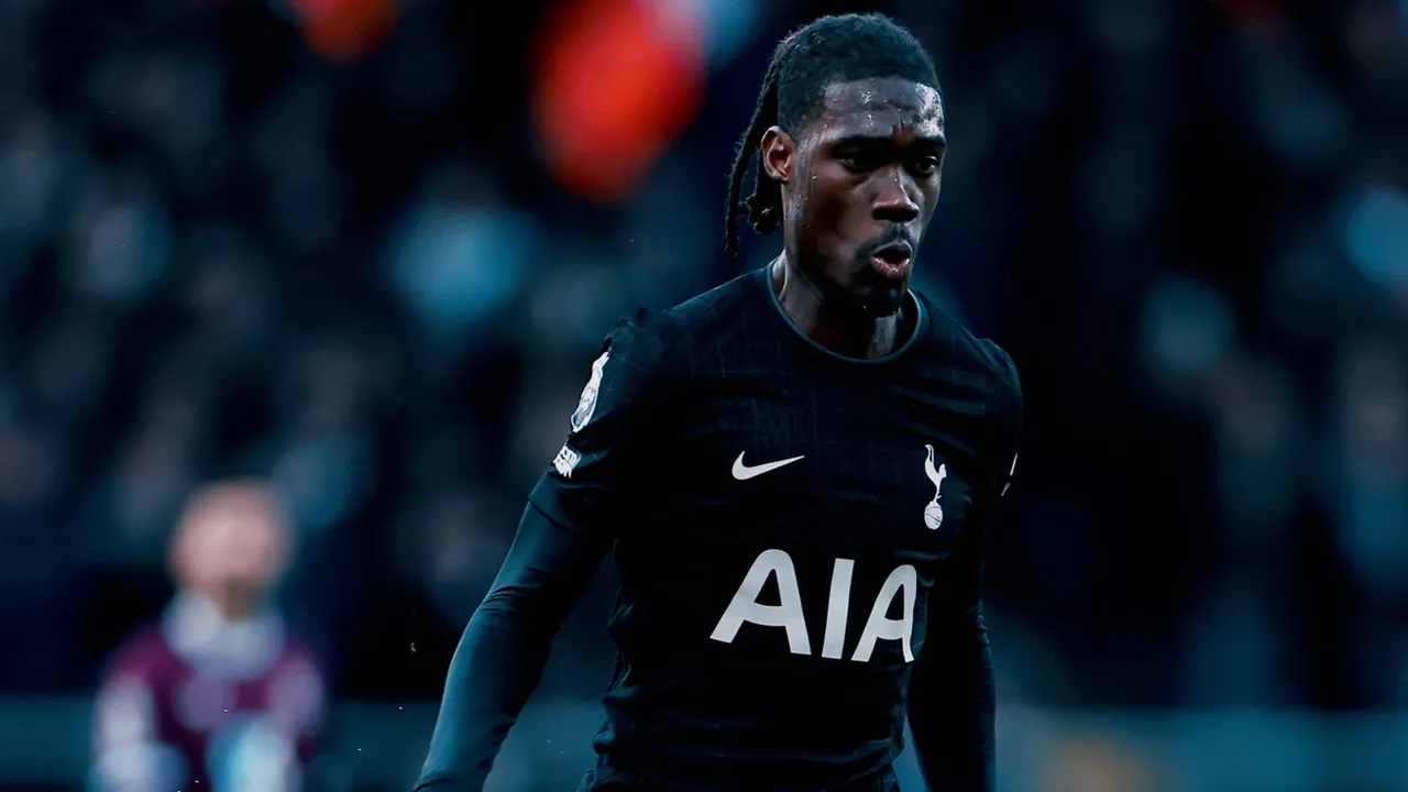 Gelandang Tottenham