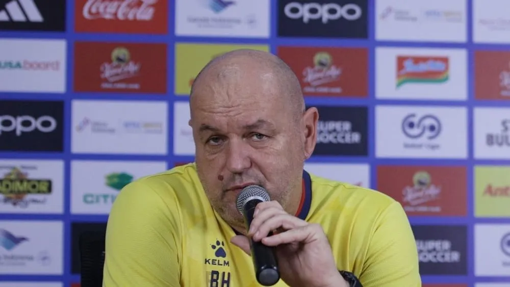 Bojan Hodak Anggap Laga Persib vs Persebaya Berimbang - sumber: (ileagueid)