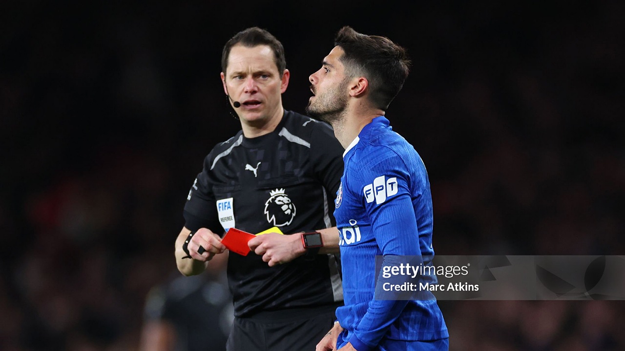 Chris Sutton Kecam Kartu Merah Pedro Neto Lawan Arsenal