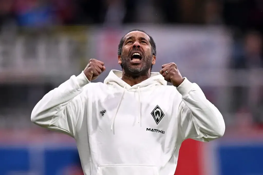 Daniel Thioune Rayakan Kemenangan Pertamanya di Bundesliga dengan Riang - sumber: (getfootballnewsgermany)