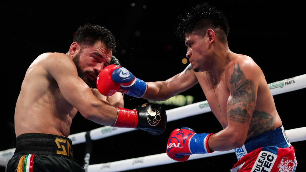 Emanuel Navarrete (kanan) mendominasi pertarungan melawan Eduardo Nunez. (Foto: Fight TV)