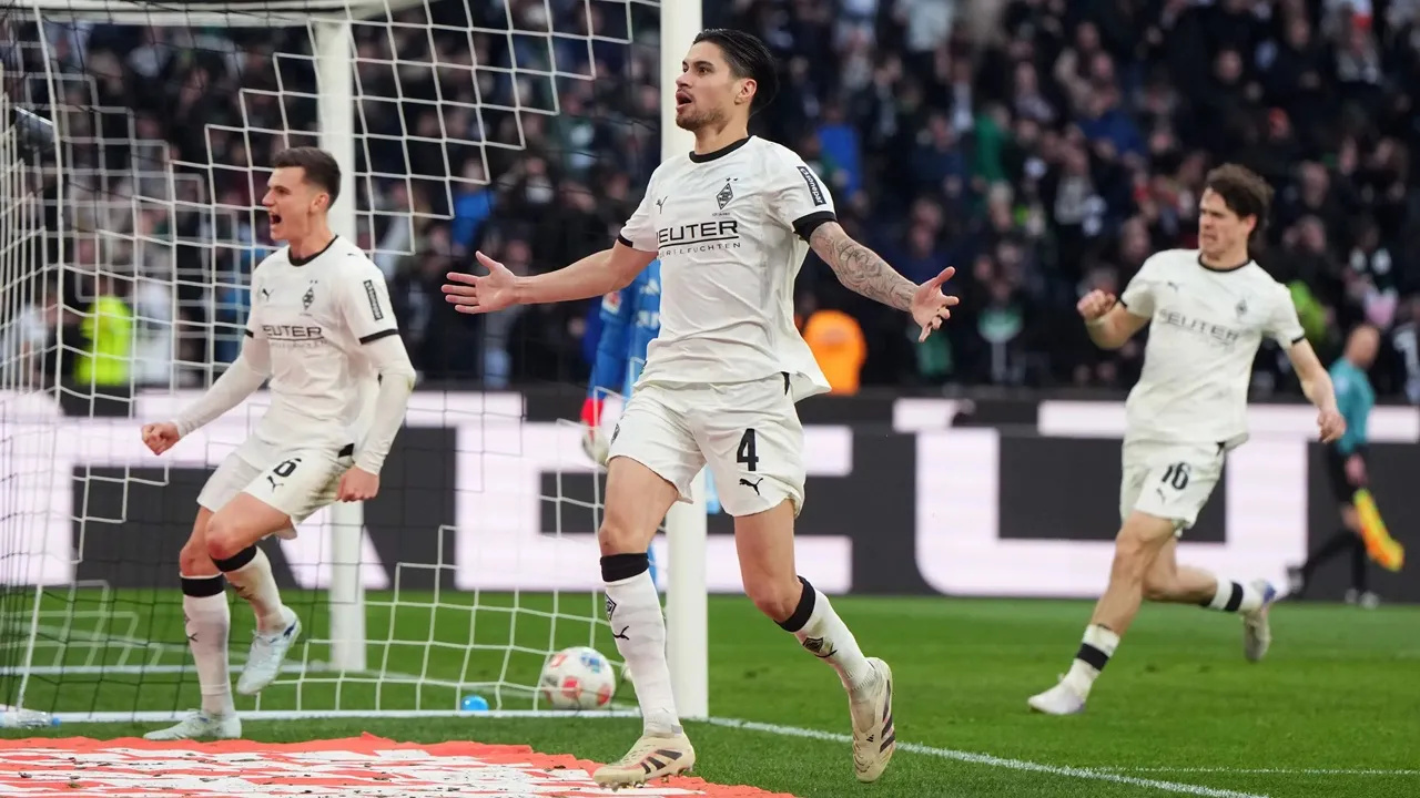 Kevin Diks sukses menjebol gawang Union Berlin lewat tendangan penalti