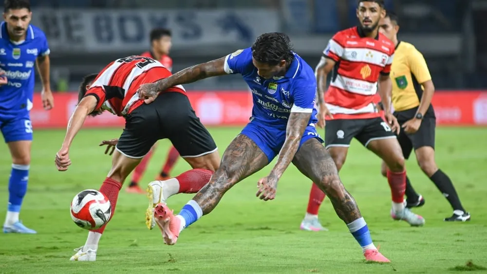 Ramon Tanque Siap Tantang Persebaya dalam Laga Krusial - sumber: (ileagueid)