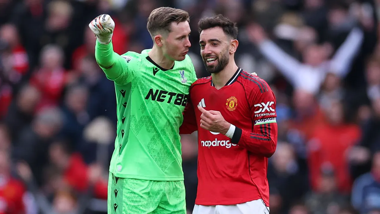 Bruno Fernandes dan Dean Henderson.