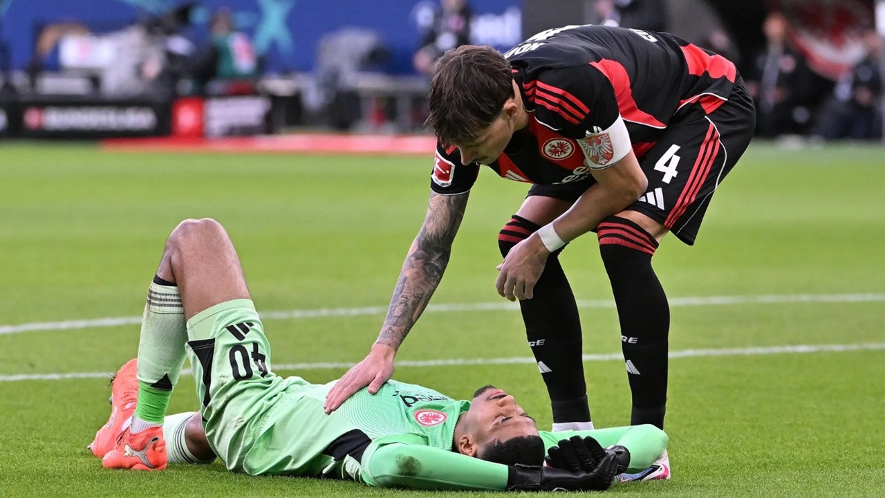 Eintracht Frankfurt Umumkan Kiper Kaua Santos Alami Cedera Ligamen