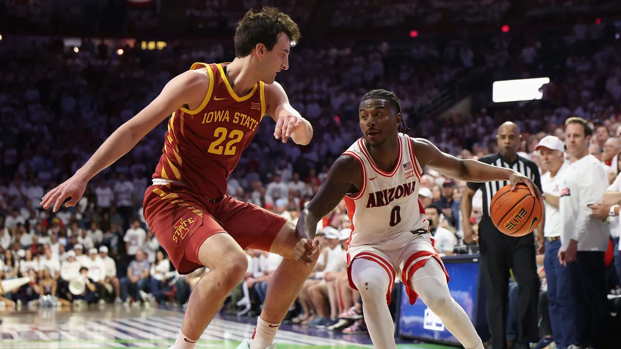 Jaden Bradley (kanan) mencetak 17 poin saat Arizona menaklukkan Iowa State 73-57 pada laga NCAA yang digelar di Tucson, Arizona, Senin (2/3) malam. (Foto: AP)
