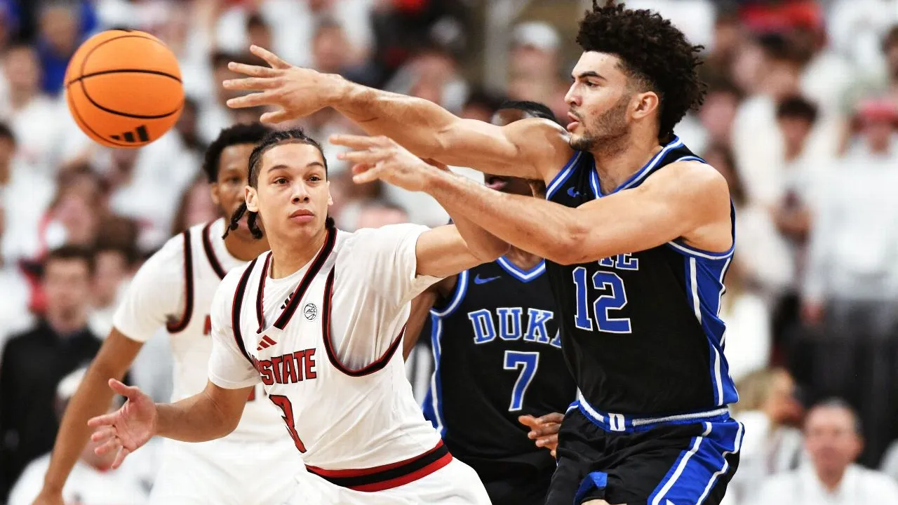 Cameron Boozer (kanan) mencetak 26 poin saat Duke menghancurkan NC State 93-64 dalam laga tandang terakhir di NCAA musim ini, Senin (2/3) malam.