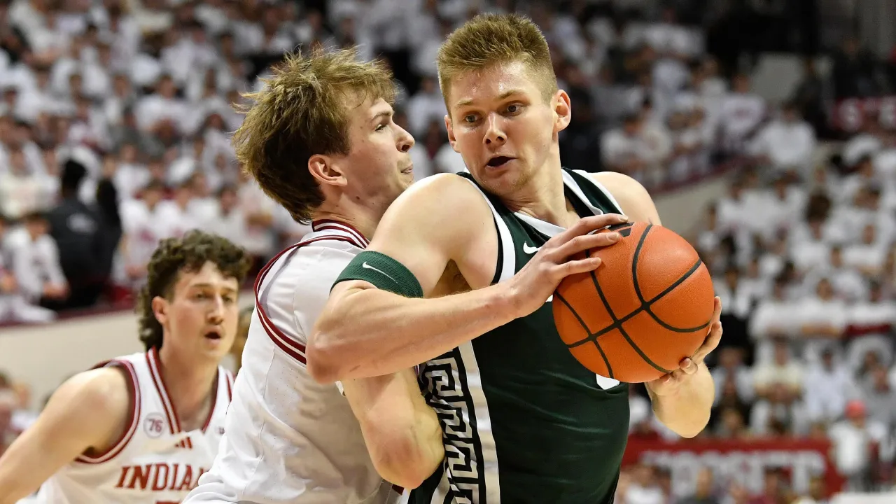 Jaxon Kohler (kanan) mencetak 21 poin saat Michigan State memperpanjang tren positifnya setelah menundukkan Indiana 77-64 dalam lanjutan NCAA, Minggu (1/3). (Foto: AP)