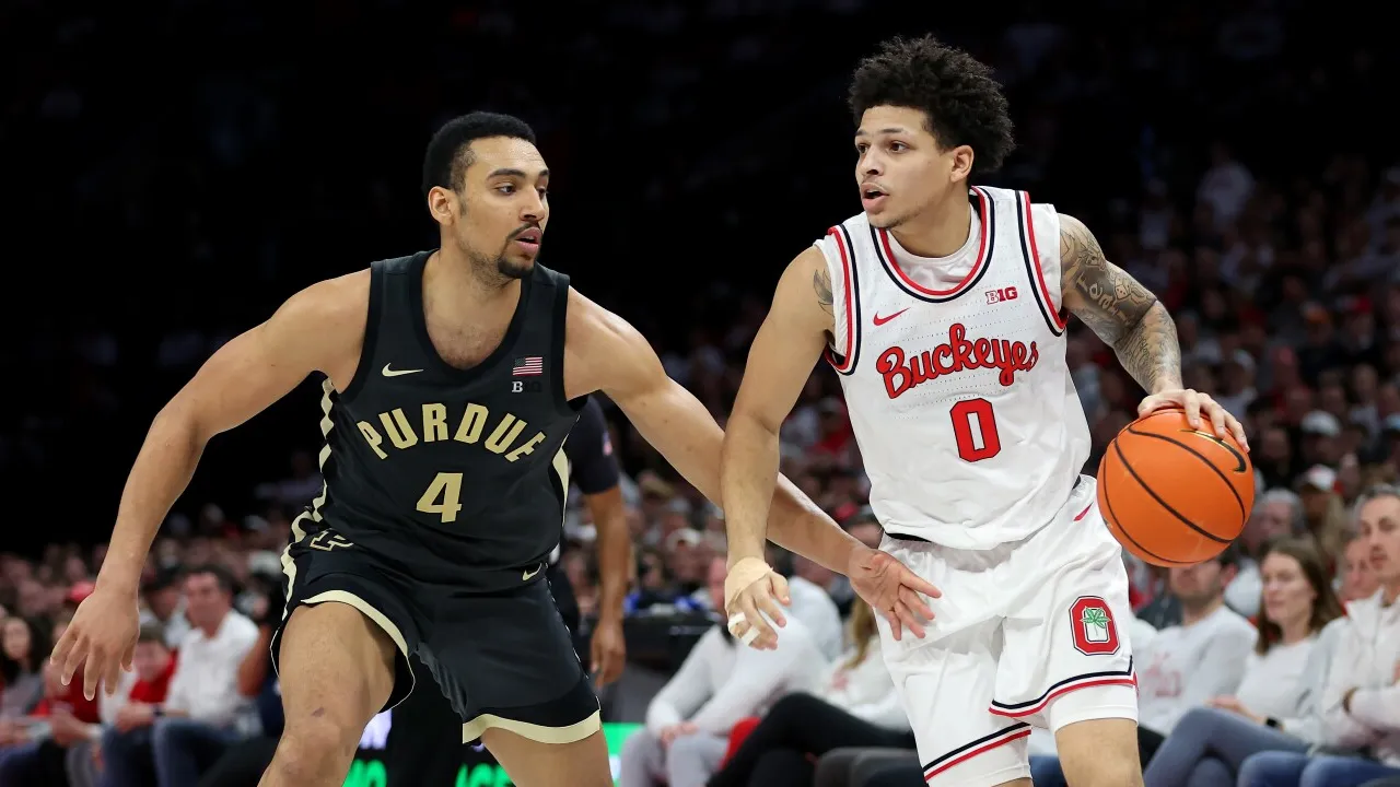 John Mobley Jr (kanan) mencetak 21 poin saat Ohio State menundukkan Purdue 82-74 dalam lanjutan pertandingan NCAA pada Minggu (1/3) waktu setempat. (Foto: AP)