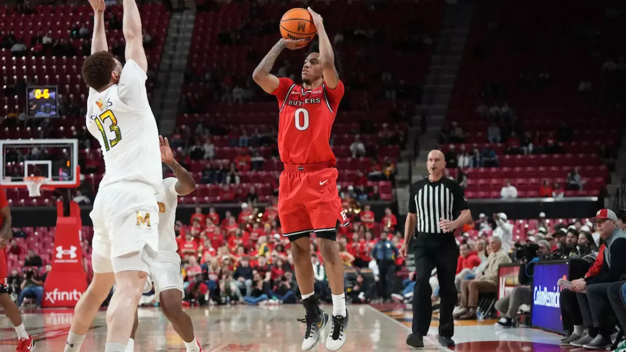 Tariq Francis (tengah) mencetak 19 poin saat Rutgers mengamankan kemenangan 69-65 atas tuan rumah Maryland dalam lanjutan NCAA, Minggu (1/3) waktu setempat. (Foto: AP)