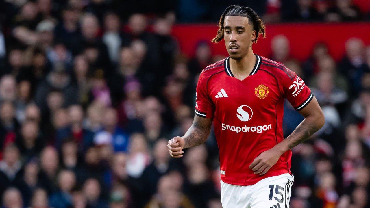 Ian Wright Kritik Penampilan Leny Yoro Saat MU Kalahkan Palace