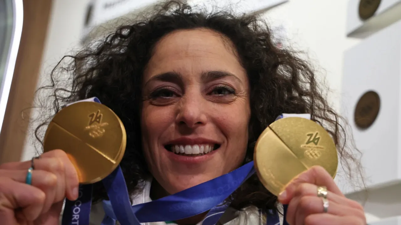 Federica Brignone tampil luar biasa dengan merebut dua medali emas pada nomor super-G dan giant slalom di Olimpiade Milan-Cortina. (Foto: AP)
