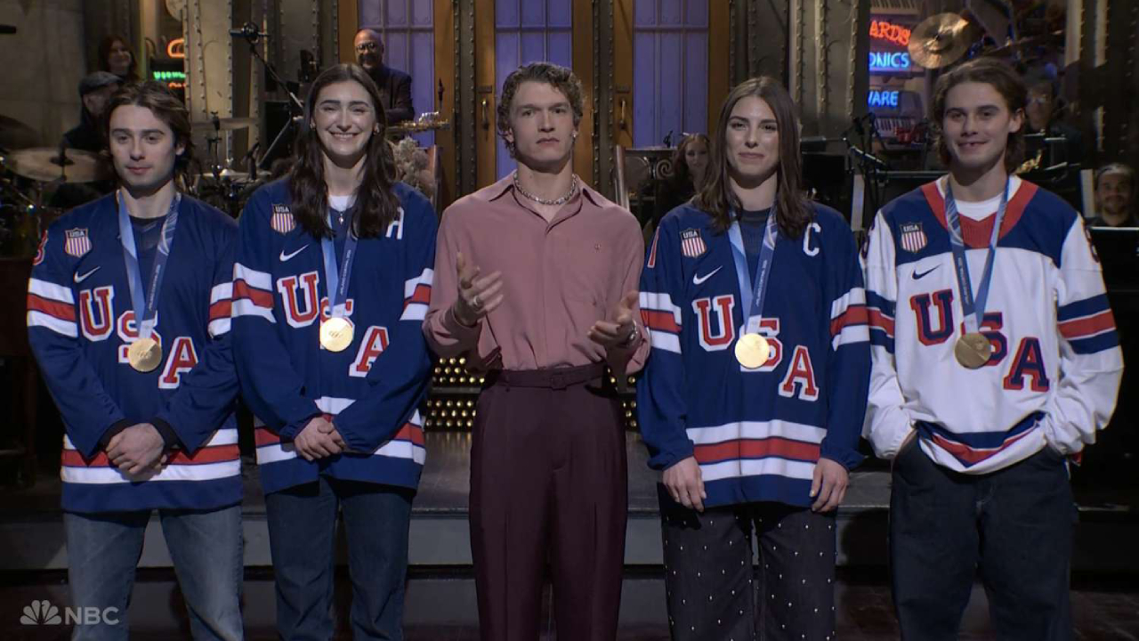 Kapten Tim Hoki Es AS Hilary Knight Tampil di SNL Bersama Hughes Bersaudara