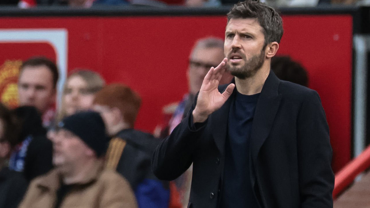 Michael Carrick Foto Bareng Fans, Dukungan untuk Pelatih MU Makin Kuat