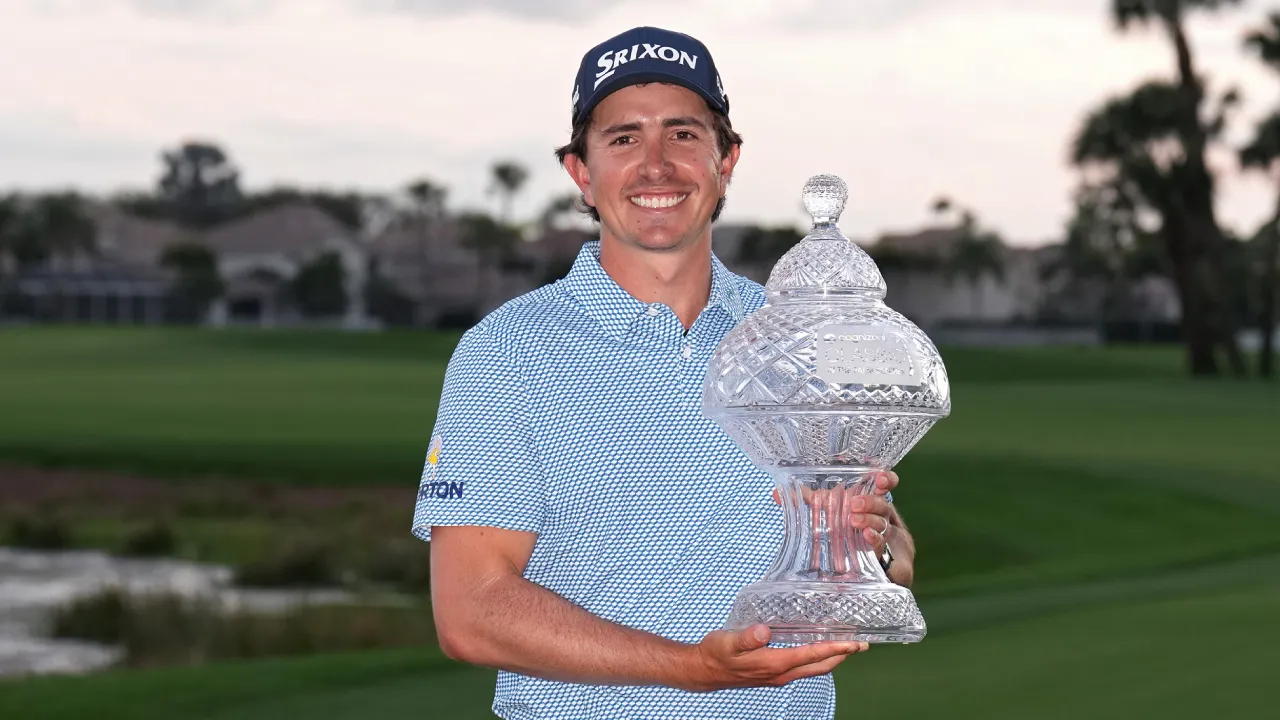 Nico Echavarria berpose dengan trofi Cognizant Classic 2026. (Foto: Golf Digest)