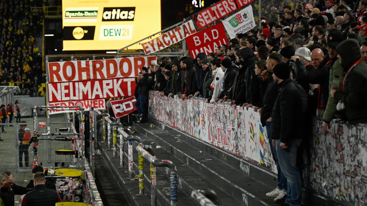 Polisi Dortmund Bantah Dianggap Jadi Biang Kerusuhan Suporter di Signal Iduna Park