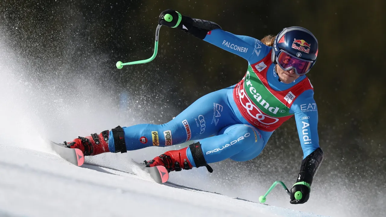 Sofia Goggia mencatatkan waktu tercepat dan unggul 0,24 detik atas Emma Aicher yang menjadi juara sehari sebelumnya. (Foto: AP)