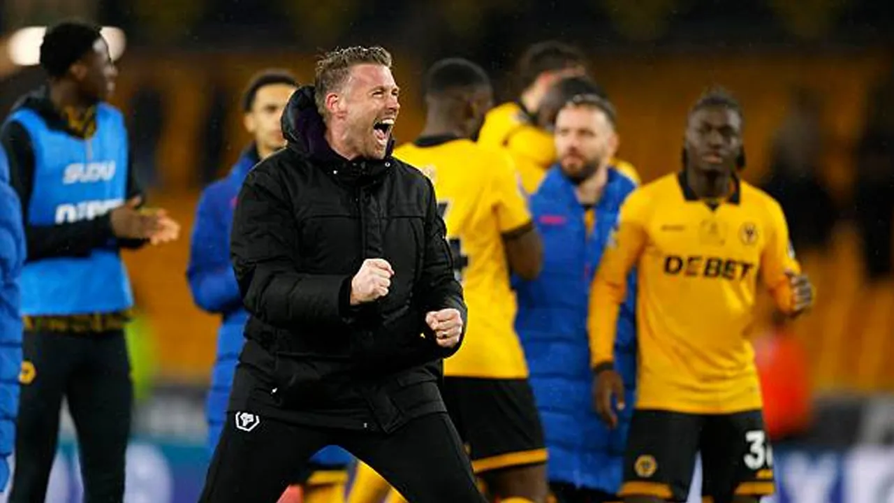 Bungkam Liverpool, Rob Edwards Percaya Wolves Berada di Jalur yang Benar