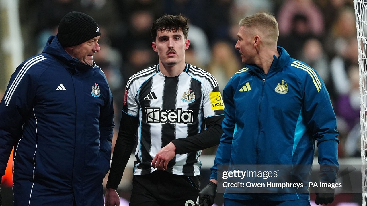 Eddie Howe Pastikan Tino Livramento Segera Kembali