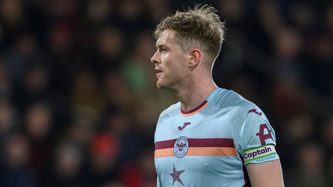 Nathan Collins Anggap Satu Poin Lawan Bournemouth Bukan Hasil Buruk