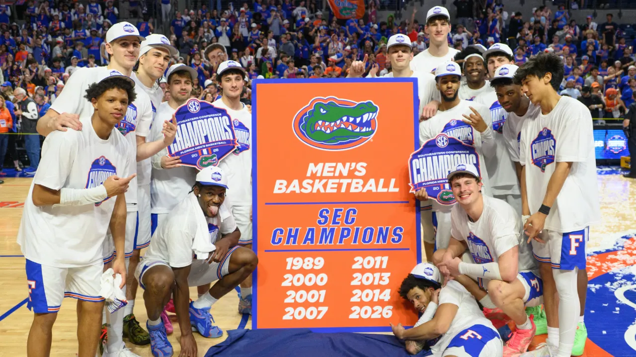 Para pemain Florida melakukan selebrasi setelah memastikan gelar juara musim reguler SEC setelah menghancurkan Mississippi State 108-74 dalam laga NCAA di Gainesville. (Foto: AP)