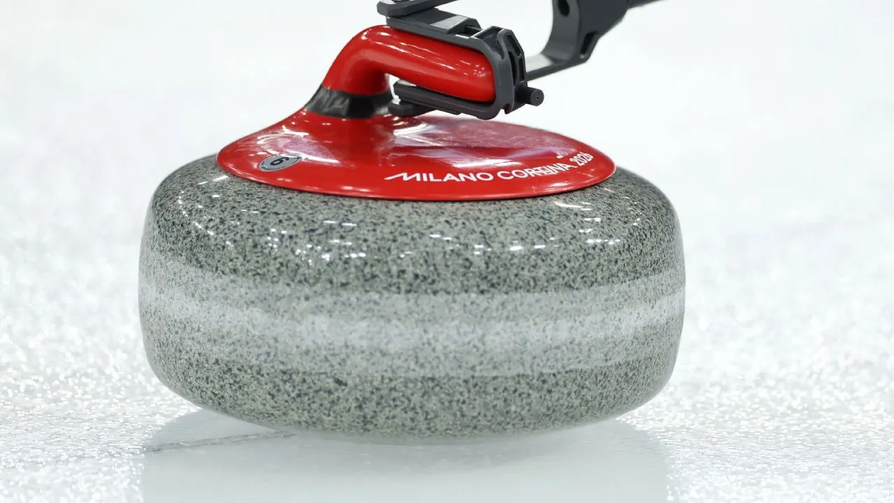 Dua batu curling dilaporkan hilang dari arena pertandingan hanya beberapa hari sebelum kompetisi resmi di Paralimpiade Milan-Cortina dimulai. (Foto: AP)