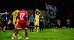 Koko Ari Siap Kawal Sisi Kanan Persebaya Surabaya Kala Menghadapi Borneo FC