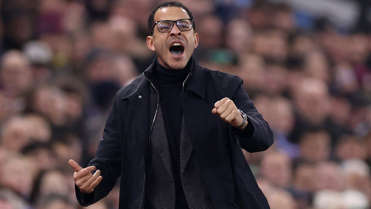 Liam Rosenior Puji Penampilan Luar Biasa Chelsea di Markas Aston Villa