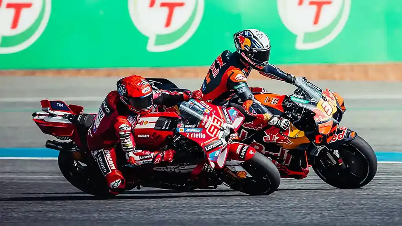 Marc Marquez melakukan manuver andalannya kepada Pedro Acosta di MotoGP Thailand