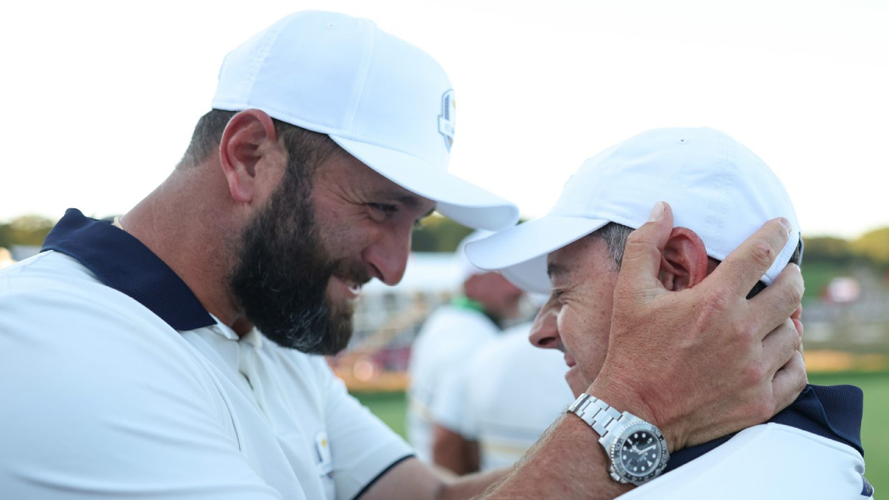 Rory McIlroy (kanan) dan Jon Rahm melakukan selebrasi setelah memenangkan Ryder Cup tahun lalu. (Foto: AP)