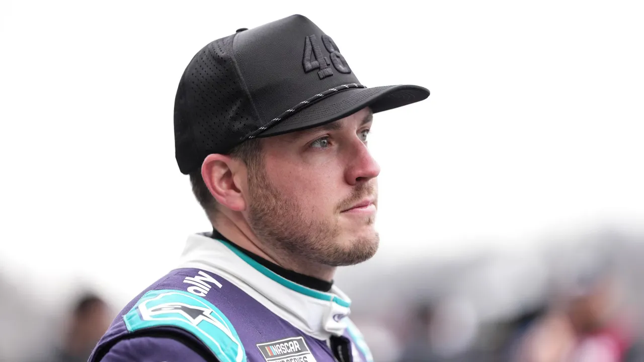 Alex Bowman Lewatkan Balapan NASCAR Phoenix karena Gangguan Vertigo