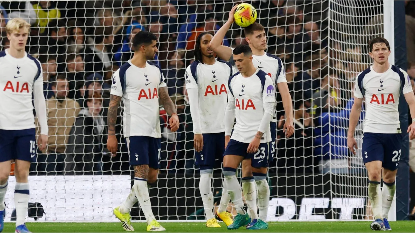 Mantan Penyerang Liga Premier Sindir Bintang Tottenham dengan Gaji Fantastis di Media Sosial - sumber: (givemesport)