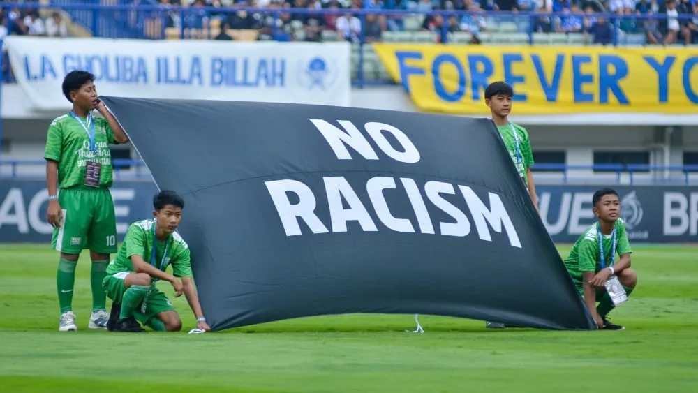 Persib Bandung Tegas Menentang Rasisme dalam Dunia Sepak Bola - sumber: (ileagueid)