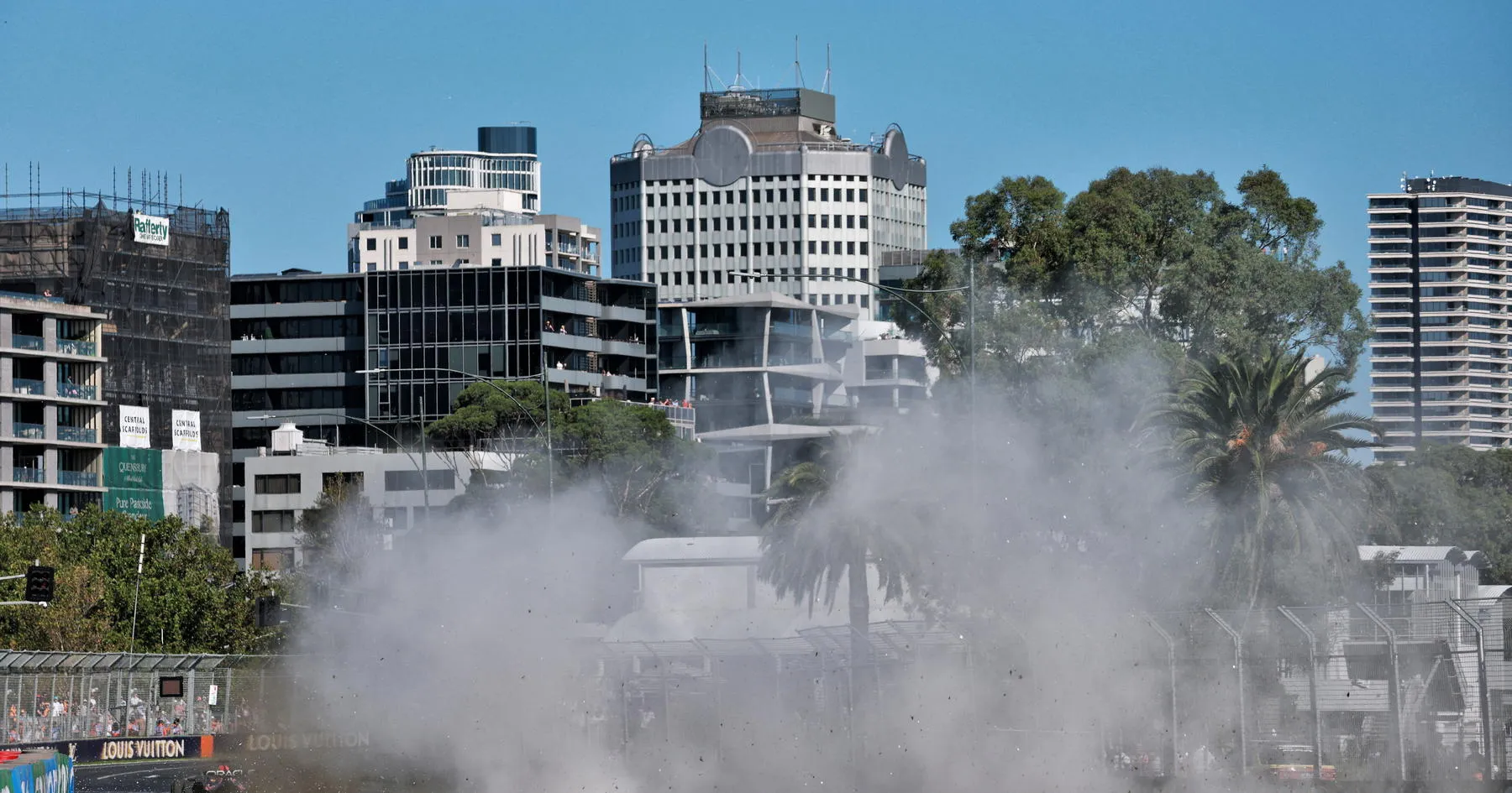 Red Bull Ungkap Kerusakan pada Mobil Verstappen - sumber: (racingnews365)