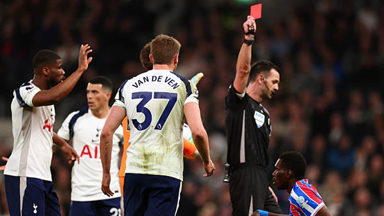 Tottenham Kalah Lagi, Igor Tudor Bahas Dampak Kartu Merah Micky van de Ven