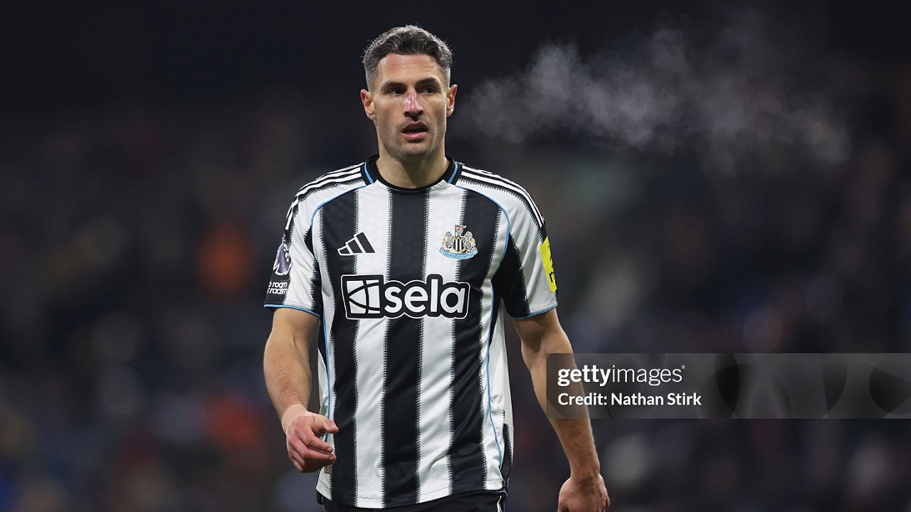 Fabian Schar Kembali Aman ke Newcastle Usai Tertahan di Timur Tengah