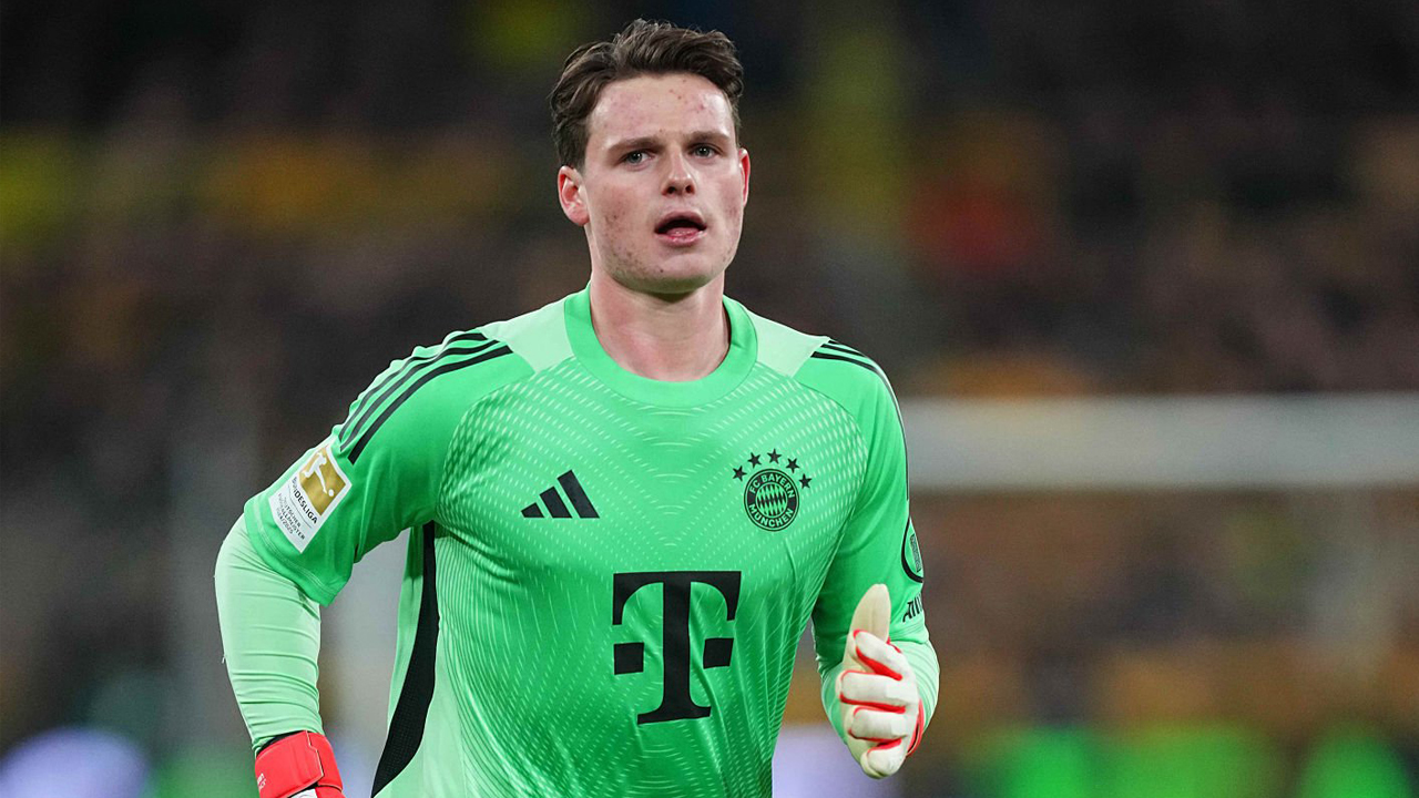 Jonas Urbig Puji Performa Bayern Munich Usai Pesta Gol ke Gawang Gladbach