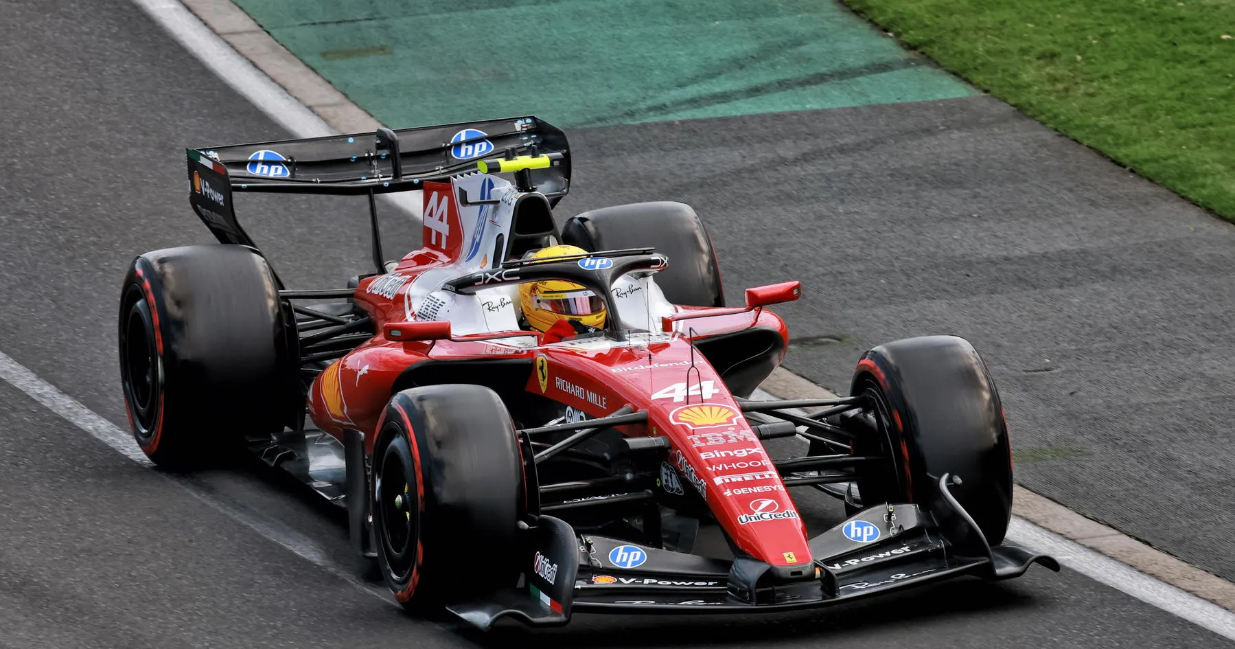 Lewis Hamilton Curigai Kekuatan Tambahan Mercedes - sumber: (racingnews365)