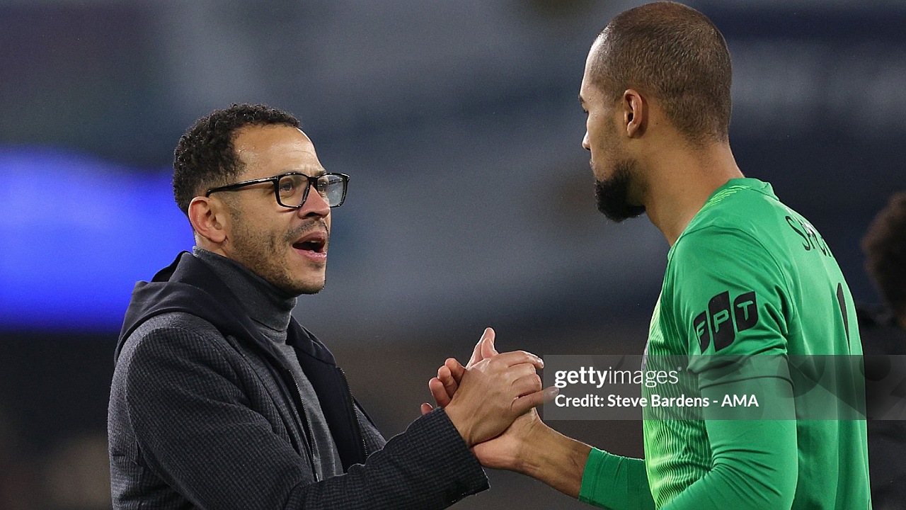 Liam Rosenior Tegaskan Chelsea Tak Punya Kiper Nomor Satu