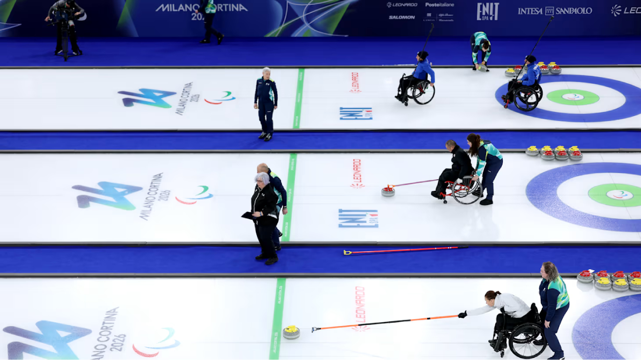 Curling kursi roda menjadi cabang olahraga pertama yang memulai pertandingan dalam Paralimpiade Musim Dingin Milano-Cortina 2026. (Foto: AP)