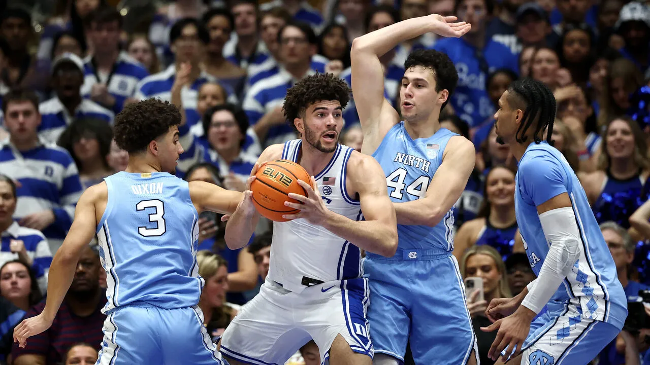 Cameron Boozer (tengah) mencetak 26 poin saat Duke mengalahkan North Carolina 76-61 pada laga Atlantic Coast Conference (ACC), Sabtu (7/3) malam. (Foto: Fight TV)