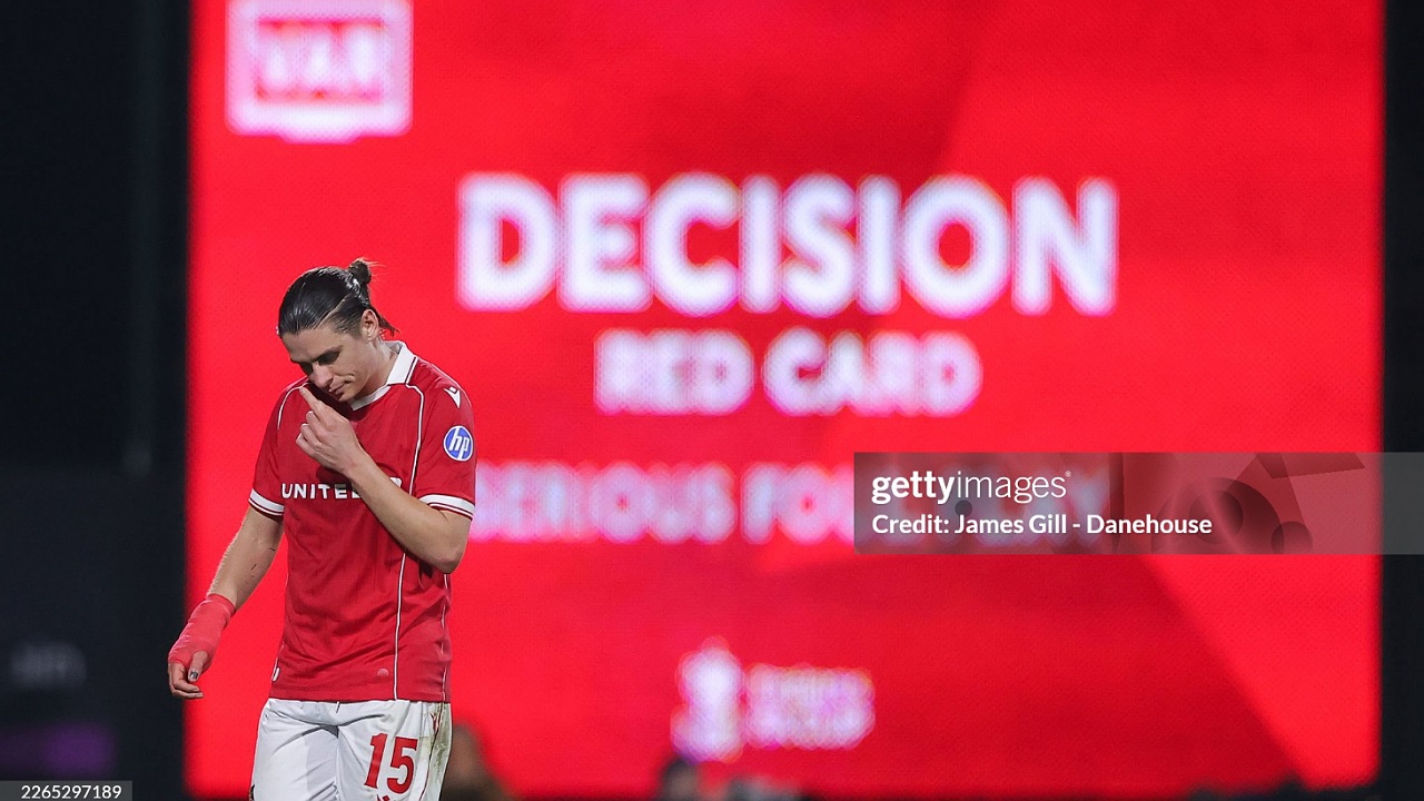 Phil Parkinson Nilai Kartu Merah George Dobson Terlalu Keras