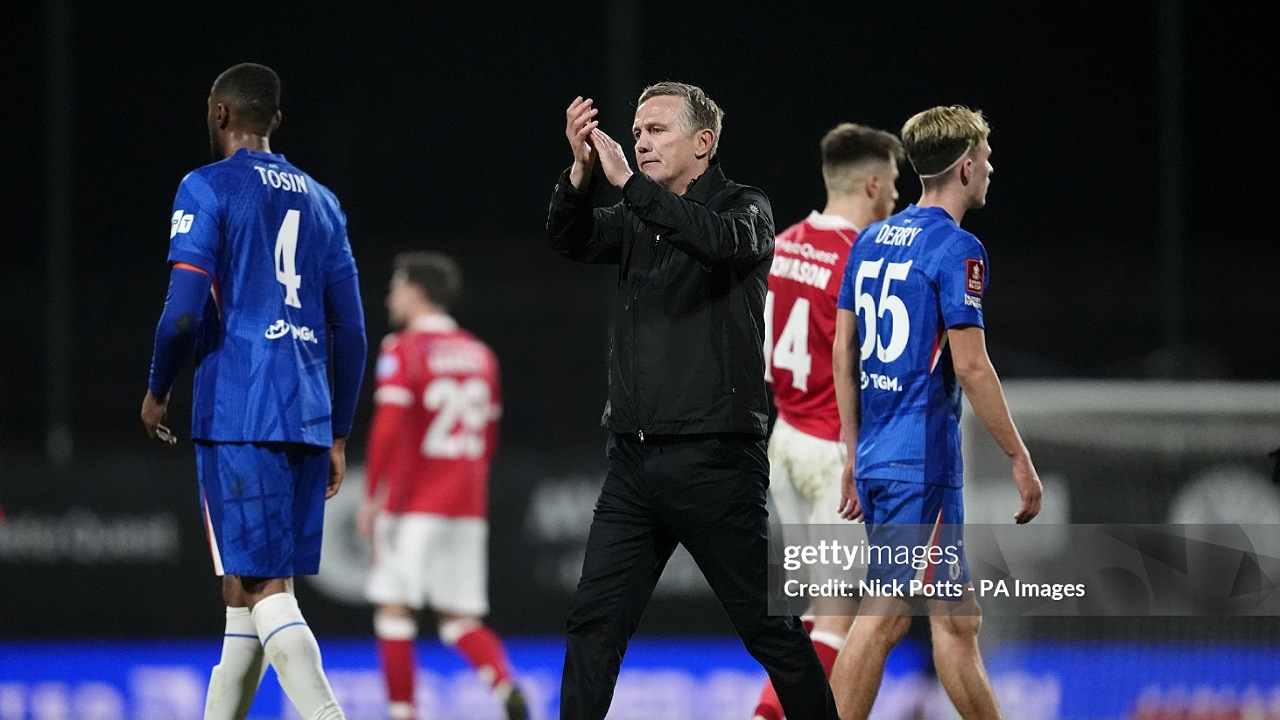 Phil Parkinson Targetkan Wrexham Hadapi Chelsea di Premier League