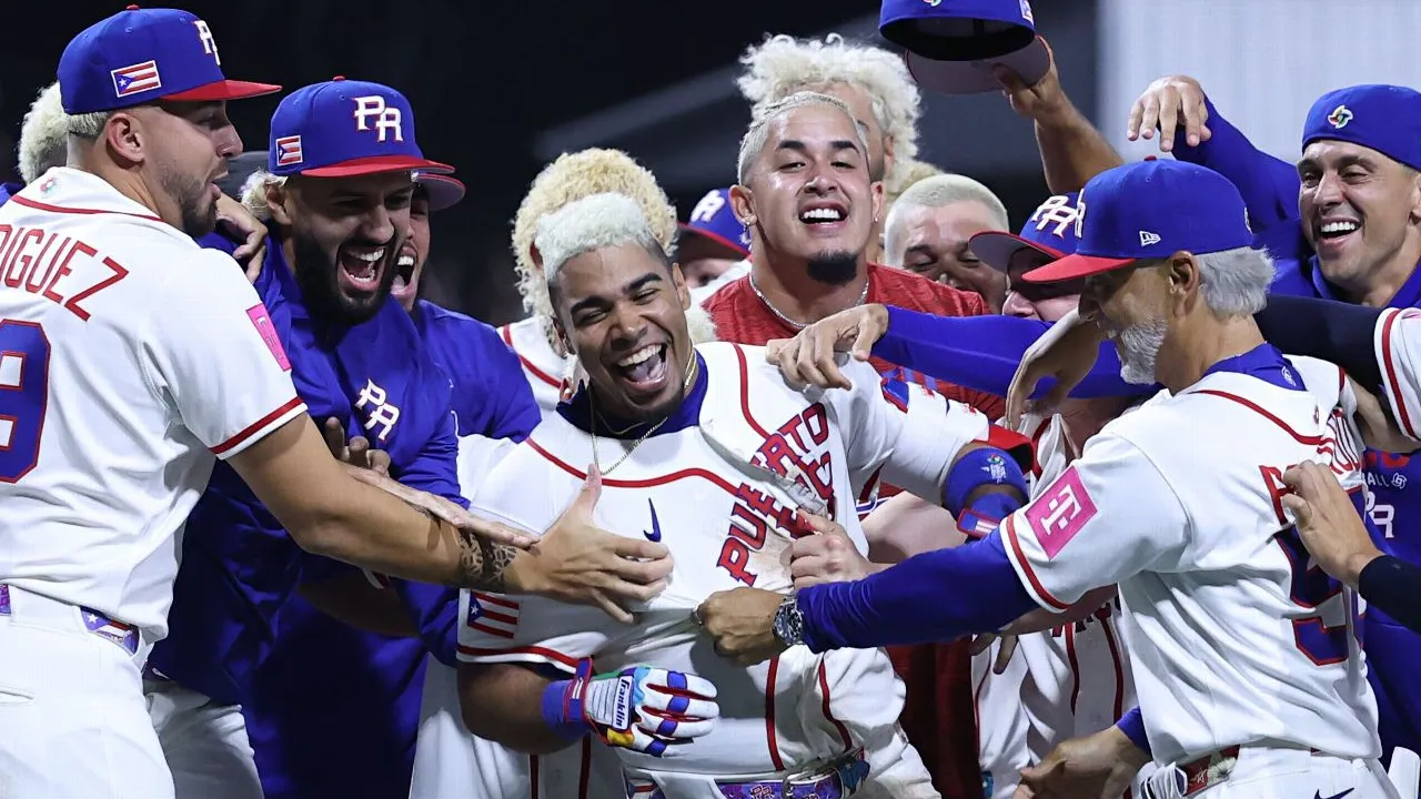 Darell Hernaiz (tengah) dikerubuti rekan-rekannya setelah memastikan kemenangan Puerto Rico atas Panama 4-3 dalam pertandingan World Baseball Classic. (Foto: AP)