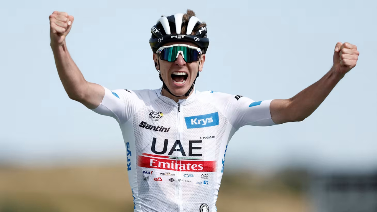 Tadej Pogacar melakukan selebrasi setelah memenangi ajang Strade Bianche 2026. (Foto: AP)