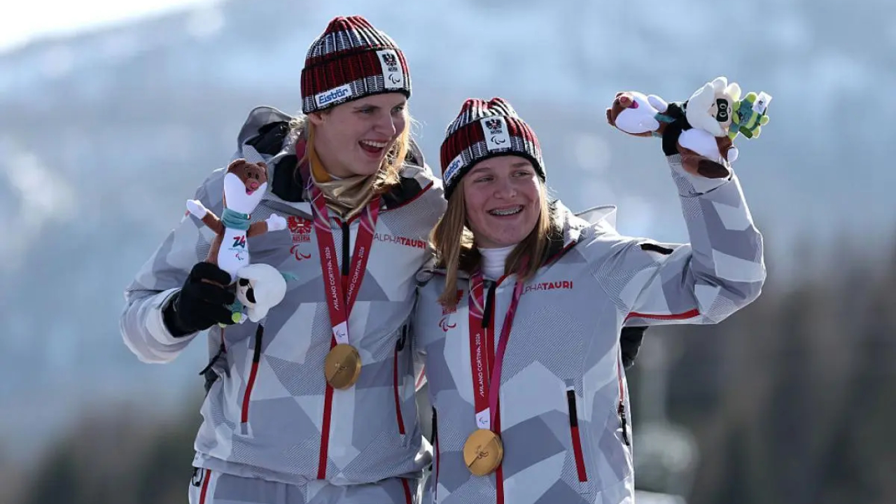 Bertanding di Tofane Alpine Skiing Centre, Veronika Aigner bersama pemandunya Lilly Sammer mencatat waktu 1 menit 22,55 detik untuk mengamankan posisi teratas. (Foto: AP)