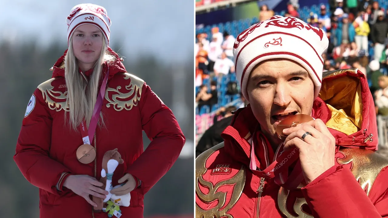 Varvara Voronchikhina (kiri) dan Aleksei Bugaev merebut perunggu pada nomor downhill Paralimpiade Musim Dingin 2026, Sabtu (7/3). (Foto: AP)