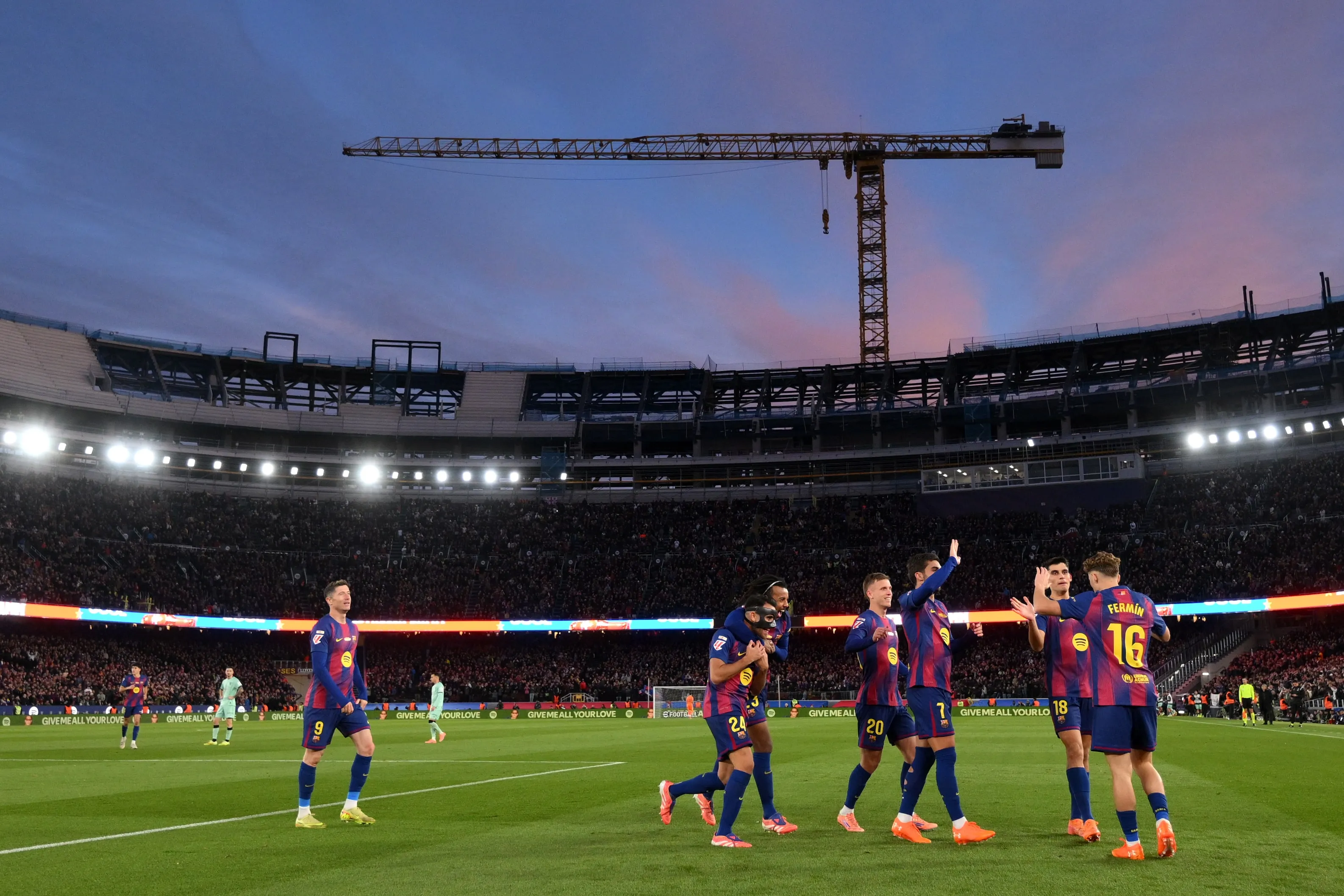 Barcelona Yakin Dapatkan Lisensi Baru Spotify Camp Nou - sumber: (footballespana)